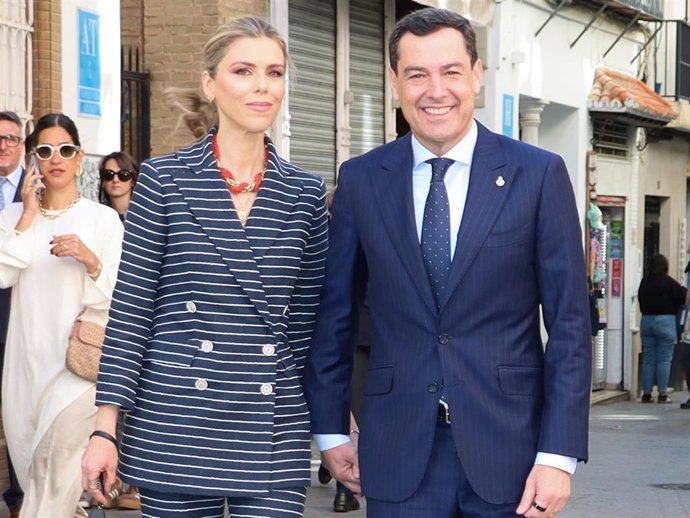 Juanma Moreno y Manuela Villena López antes de la procesión de Domingo de Ramos en Sevilla