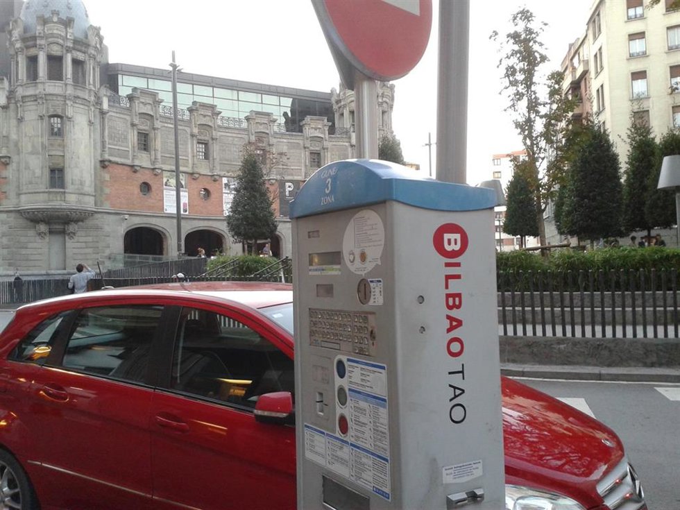 Archivo - Imagen de un parquímetro de la OTA en Bilbao.