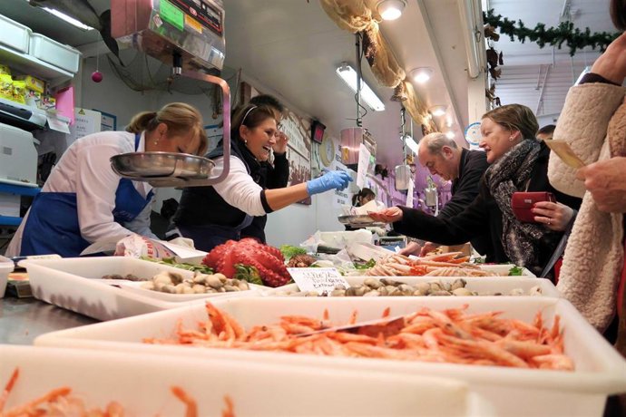 Archivo - Imagen de archivo de una pescadería en un mercado