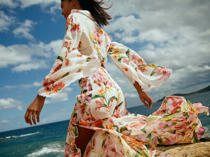 CHARO RUIZ: Tropic Bliss SS26. Flores tropicales, color y movimiento definen una colección inspirada en la energía de un jardín en flor que expresa una feminidad fresca con esencia ibicenca.