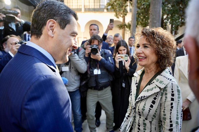 A primeira vice-presidente e ministra da Fazenda, além de candidata do PSOE-A à Junta da Andaluzia, María Jesús Montero, cumprimenta o presidente da Junta da Andaluzia, Juanma Moreno (à direita), ao chegar ao evento do Dia da Andaluzia. Em 28 de fevereiro