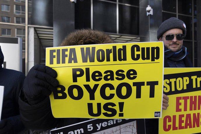 Archivo - January 29, 2026, New York, New York, USA: A protester holding a sign that reads 'FIFA World Cup Please BOYCOTT US!' joins Rise and Resist's weekly anti-ICE (Immigration and Customs Enforcement) silent vigil outside of 26 Federal Plaza in Manhat
