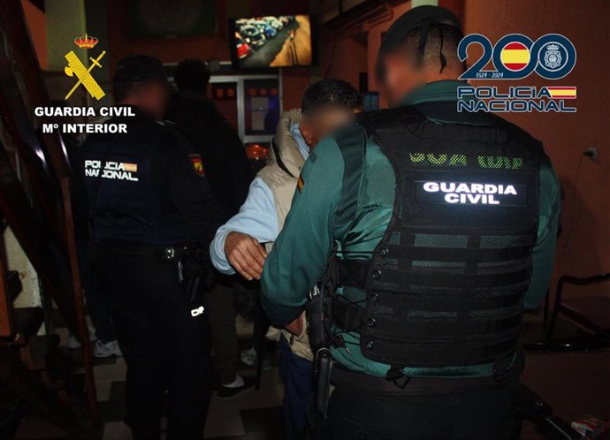 Agentes identifican a una persona durante el operativo de inspección en diversos establecimientos de ocio de Alguazas