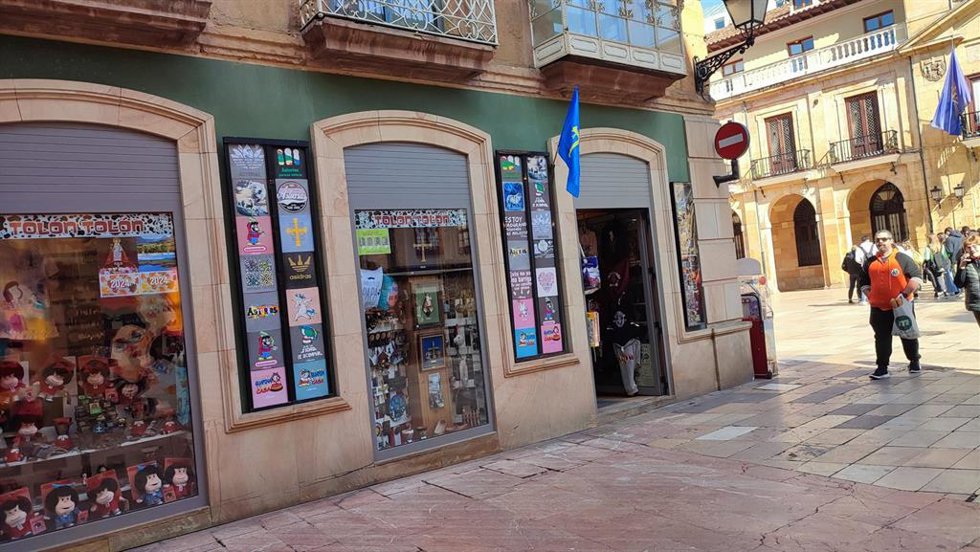 Archivo - Tienda de regalos turísticos