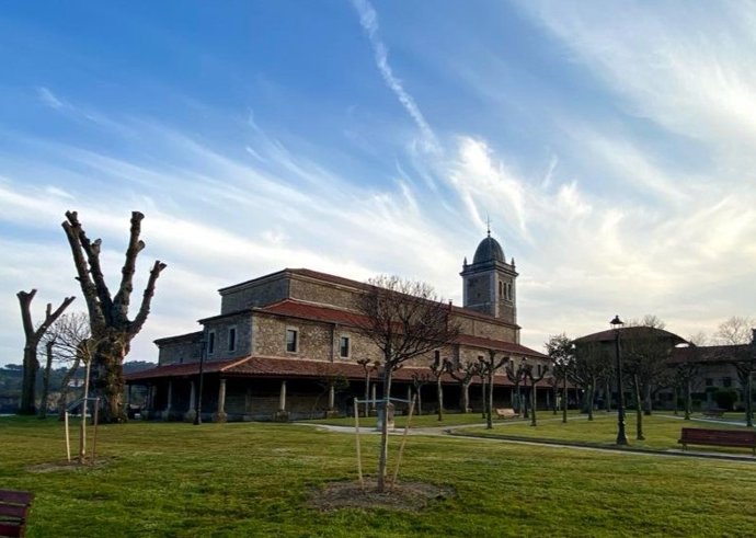 Archivo - Iglesia de Santa María de Luanco, en Gozón.