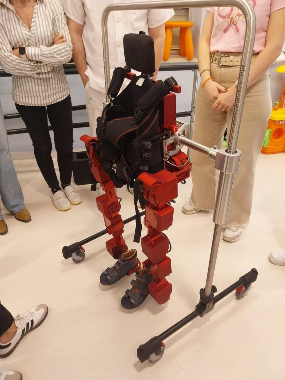 Exoesqueleto pediátrico que incorpora el SAS a su cartera de servicios con cuatro hospitales andaluces.