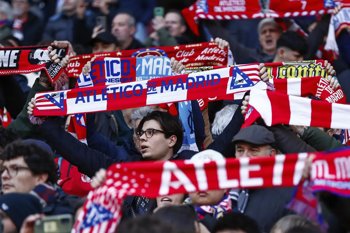 Aficionados del Atlético de Madrid en el Riyadh Air Metropolitano