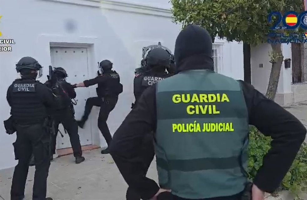 La Guardia Civil durante la desarticulación de un grupo de explotación de mujeres en Utrera (Sevilla)