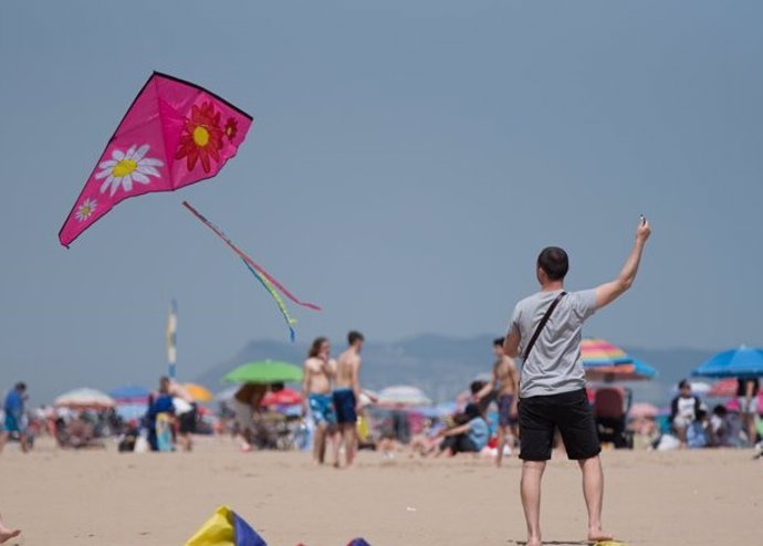 Imagen de archivo de cometas en la playa valenciana.
