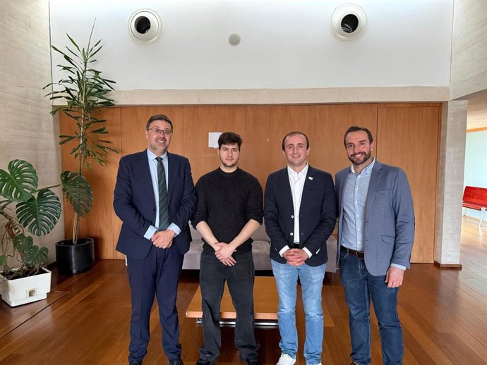 El consejero de Educación, Cultura y Deportes, Amador Pastor, con representantes de los estudiantes.