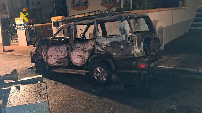 Vehículo calcinado tras el incendio intencionado en Alcalá de los Gazules (Cádiz)