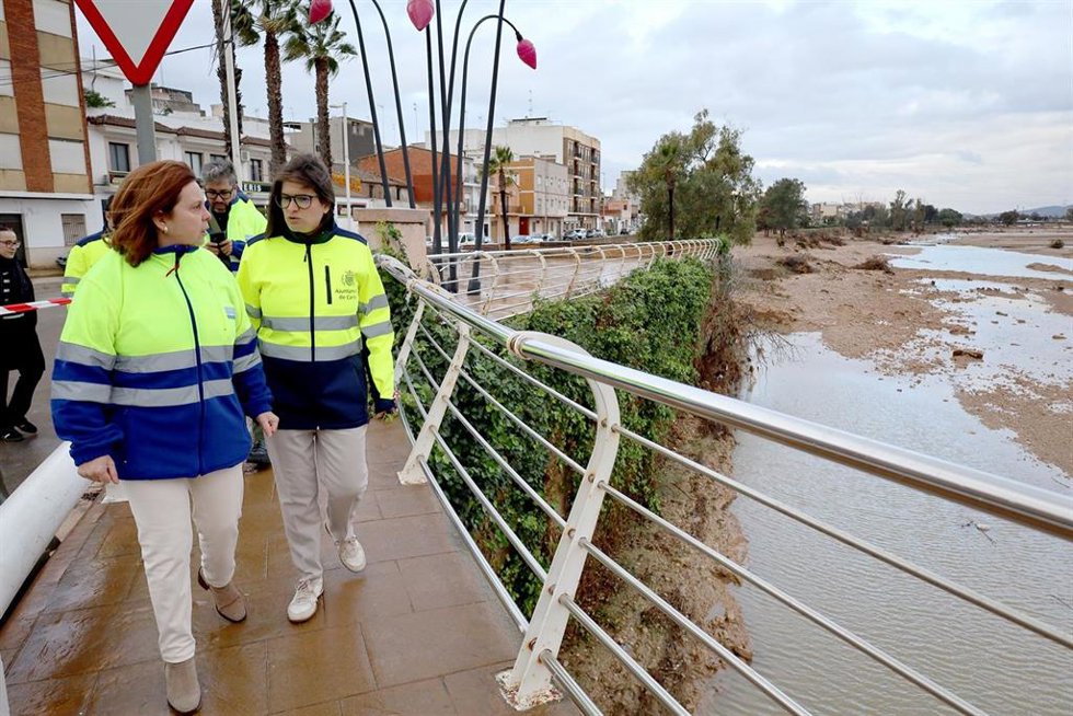 Archivo - Visita a la reconstrucción del puente sobre el río Magro que colapsó en Carlet