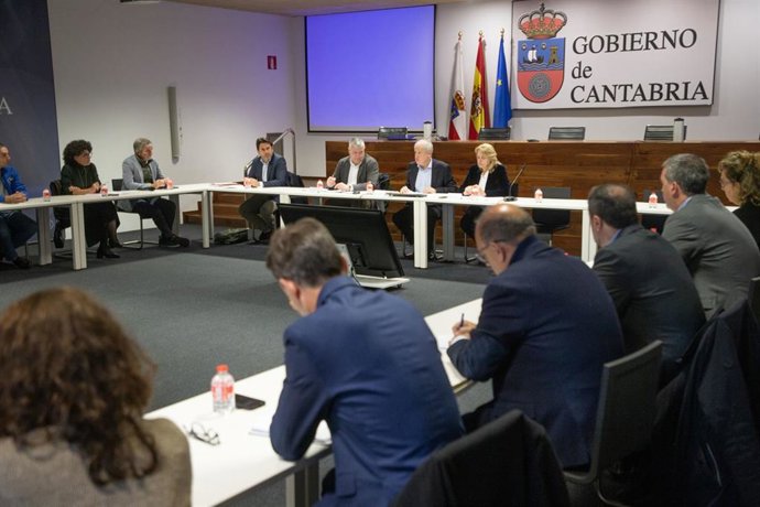 Arasti preside la segunda reunión del comité de coordinación que evalúa el impacto de la Guerra de Oriente Medio en Cantabria