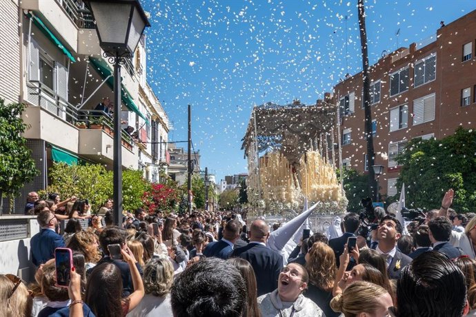 Petalada a la Virgen de la Paz por el barrio del Porvenir