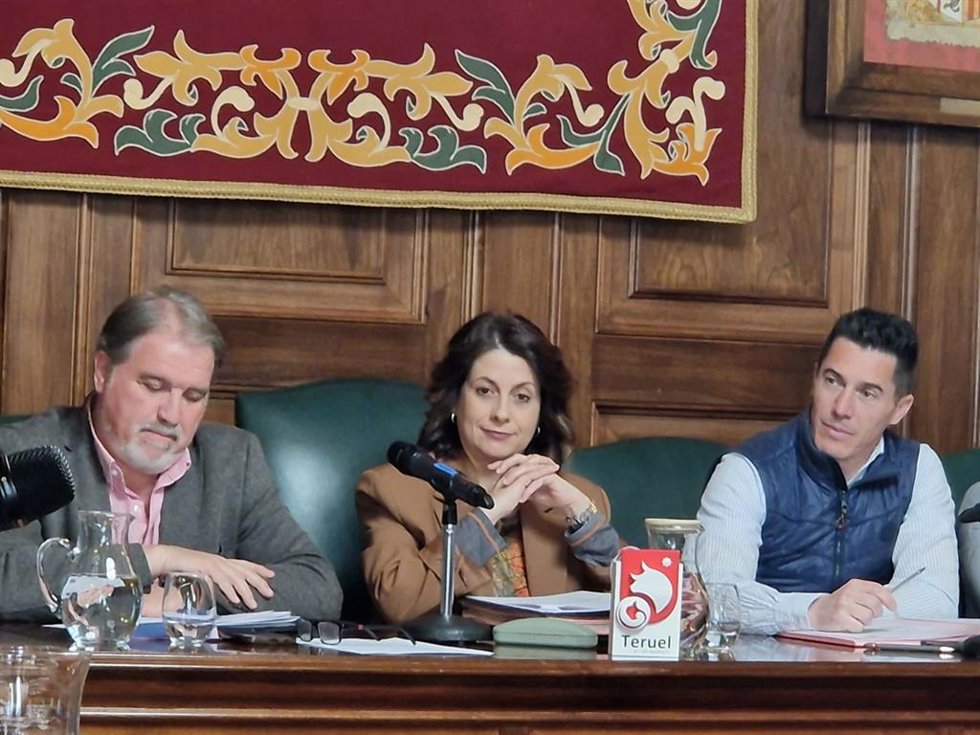 La alcaldesa de Teruel, Emma Buj, en el salón de plenos del Ayuntamiento