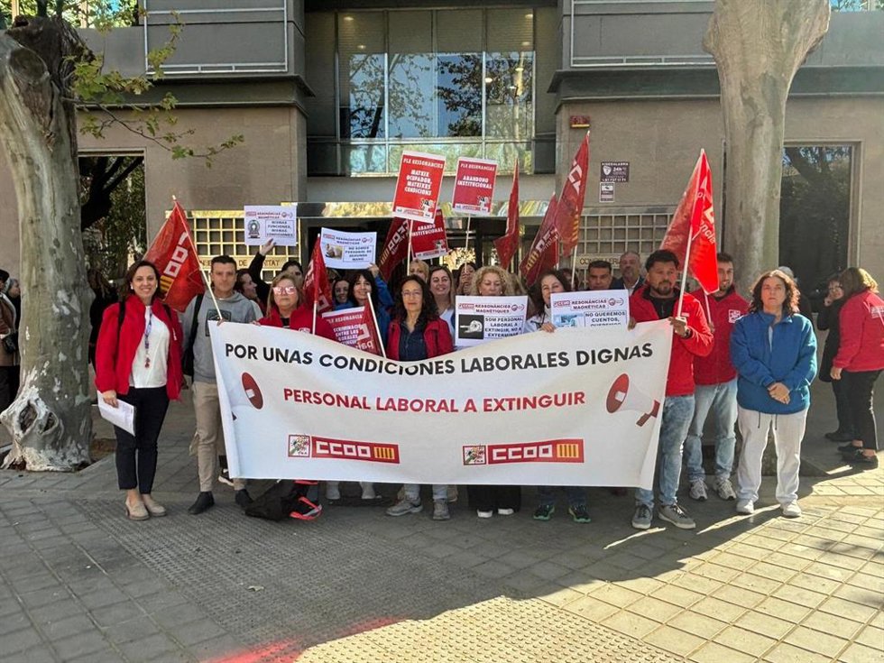 CCOO se concentra frente a la Conselleria de Sanidad para exigir "el desbloqueo" de las mejoras del personal laboral a extinguir de las resonacias magnéticas