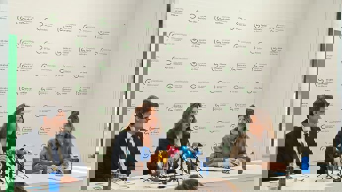 La consellera de Salud, Manuela García, y el el presidente de la AECC en Balears, José Reyes.