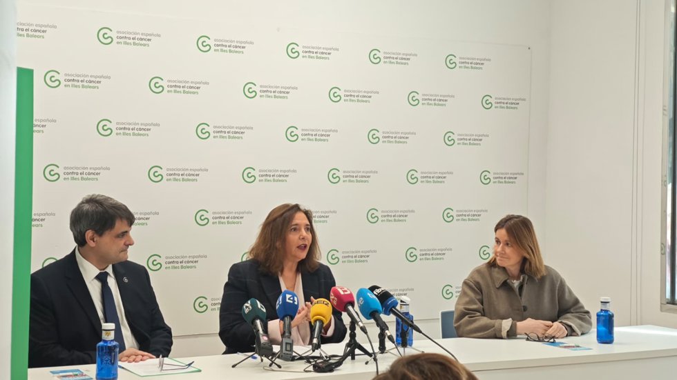 La consellera de Salud, Manuela García, y el el presidente de la AECC en Balears, José Reyes.