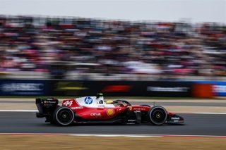 Lewis Hamilton, durante una carrera con Ferrari.