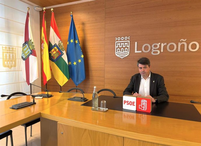 El portavoz del Grupo Municipal Socialista, Luis Alonso, en comparecencia de prensa