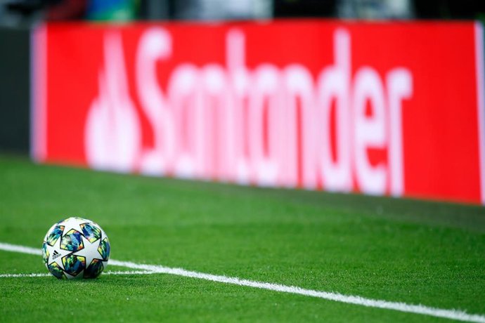 Archivo - Balón de fútbol en un campo.