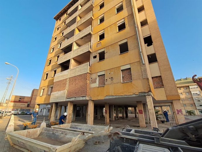 Edificio destinado a una futura rehabilitación en el Polígono Sur de Sevilla.