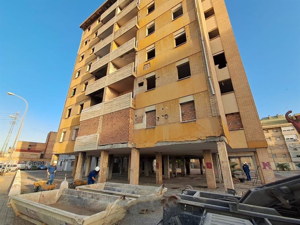 Edificio destinado a una futura rehabilitación en el Polígono Sur de Sevilla.