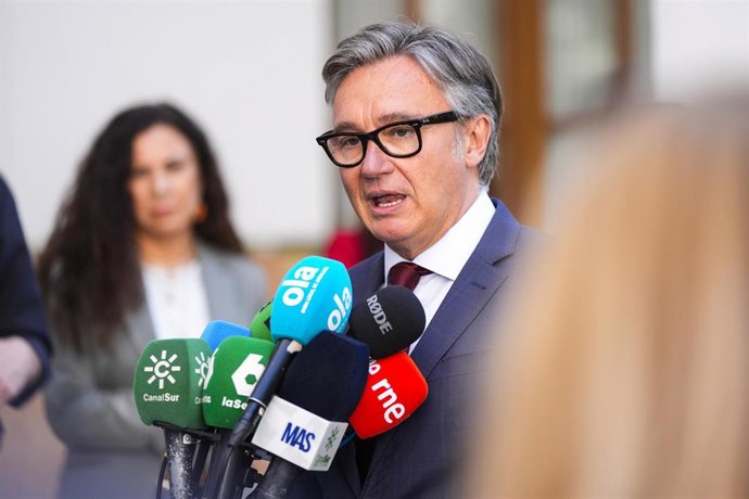 El portavoz, y candidato a la presidencia de la Junta de Andalucía, del Grupo Parlamentario Vox, Manuel Gavira, atiende a los medios en el Parlamento andaluz. (Foto de archivo).