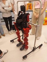 Foto: Cuatro hospitales andaluces incorporan el uso de exoesqueletos para niños con enfermedades raras y neuromotoras