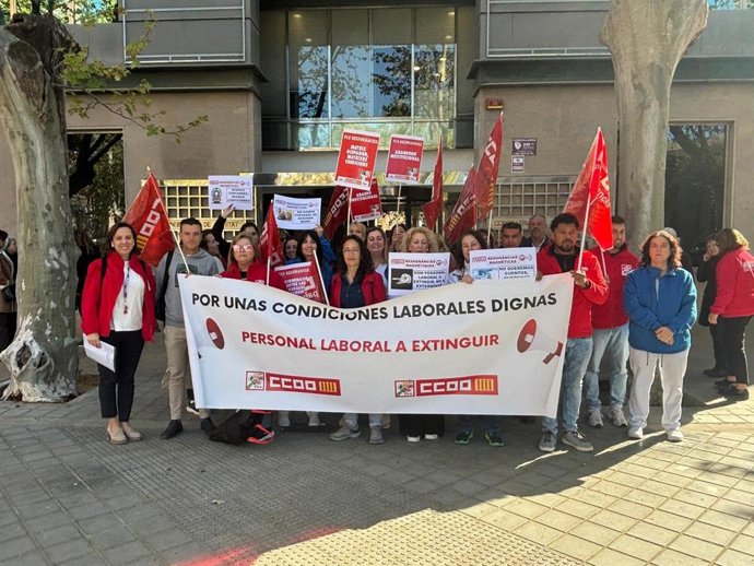CCOO es concentra enfront de la Conselleria de Sanitat per a exigir "el desbloqueig" de les millores del personal laboral a extingir de les resonacias magnètiques
