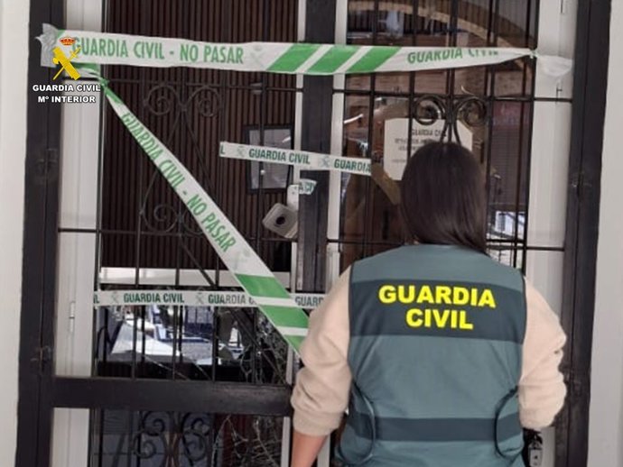 Agente de la Guardia Civil en la puerta de una de las asociaciones precintadas