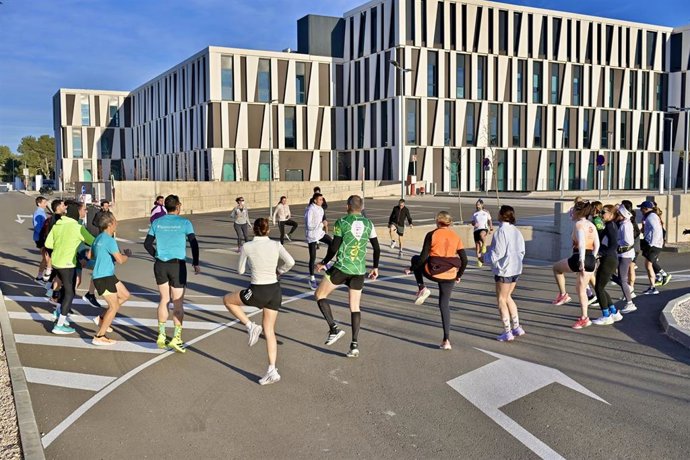 Entrenamiento con el atleta aragonés Carlos Mayo en el exterior del Hospital Quirónsalud de Zaragoza.