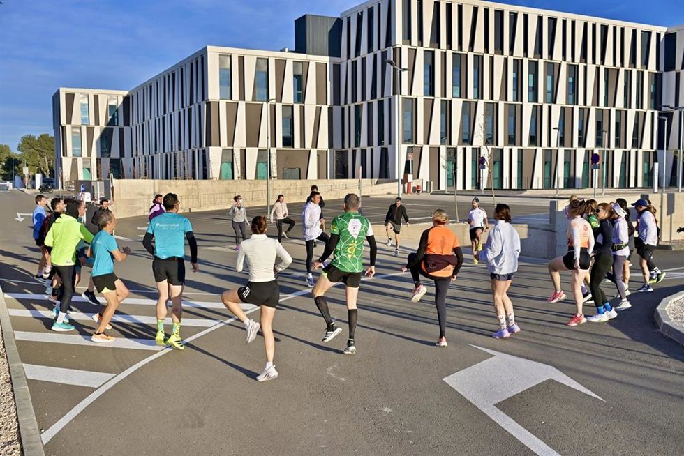 Entrenamiento con el atleta aragonés Carlos Mayo en el exterior del Hospital Quirónsalud de Zaragoza.