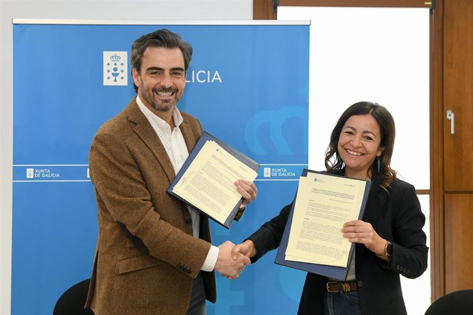 El conselleiro de Presidencia, Xustiza e Deportes, Diego Calvo, y la conselleira do Mar, Marta Villaverde.