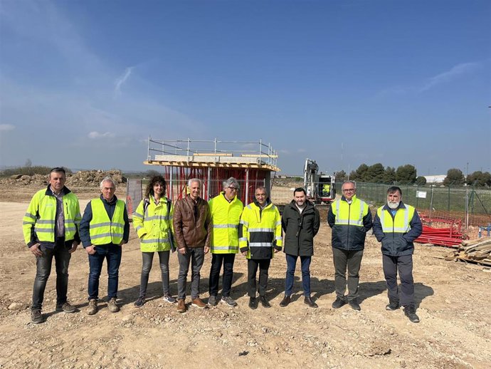 El consejero de Cohesión Territorial del Gobierno de Navarra, Óscar Chivite, visita el avance de las obras del colector que permitirá la conexión del polígono industrial de El Saso, en Caparroso, con la depuradora del Bajo Arga.