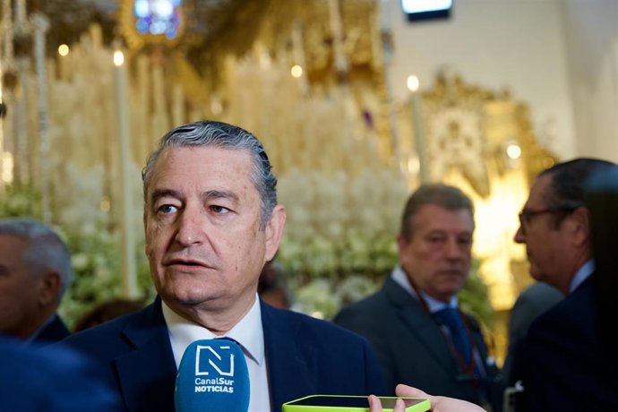 El consejero de Sanidad, Presidencia y Emergencias de la Junta de Andalucía, Antonio Sanz, atiende a los medios tras ofrenda floral a los titulares de la hermandad de San Gonzalo del sevillano barrio de Triana.