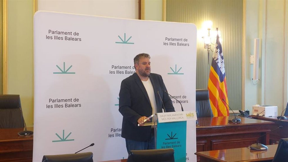 Archivo - El portavoz de MÉS per Mallorca, Lluís Apesteguia, comparece en rueda de prensa.