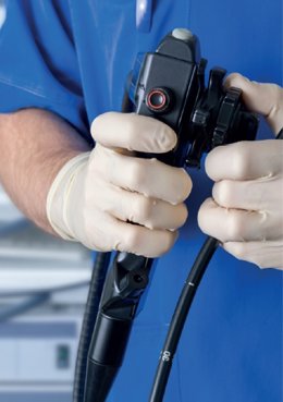 Un doctor manejando tecnología funcional para el circuito especial 'Colonofast'.