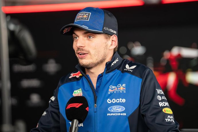 El piloto neerlandés Max Verstappen (Red Bull) atiende a la prensa.