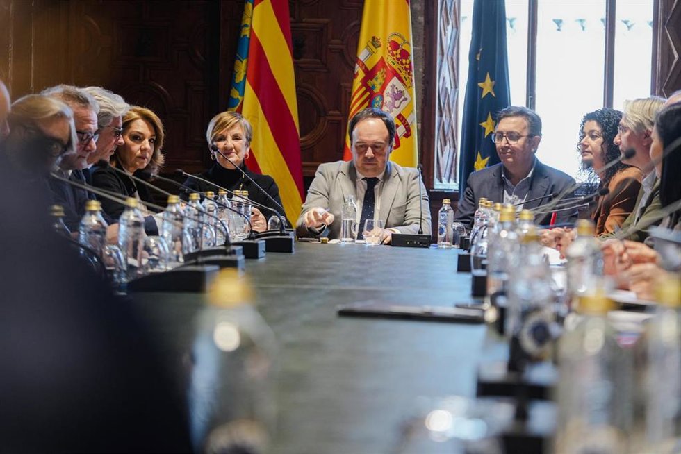 El presidente de la Generalitat valenciana, Juanfran Pérez Llorca (c), durante una reunión extraordinaria del Observatorio de la Industria y de los Sectores Económicos Valencianos, en el Palau de la Generalitat