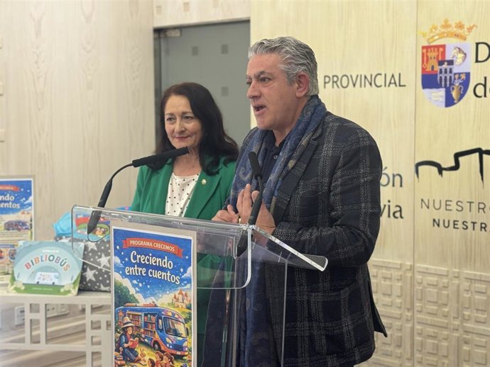 El diputado de Cultura, José María Bravo, y la diputada de Asistencia a Municipios, Pilar Martín, durante la presentación del programa.