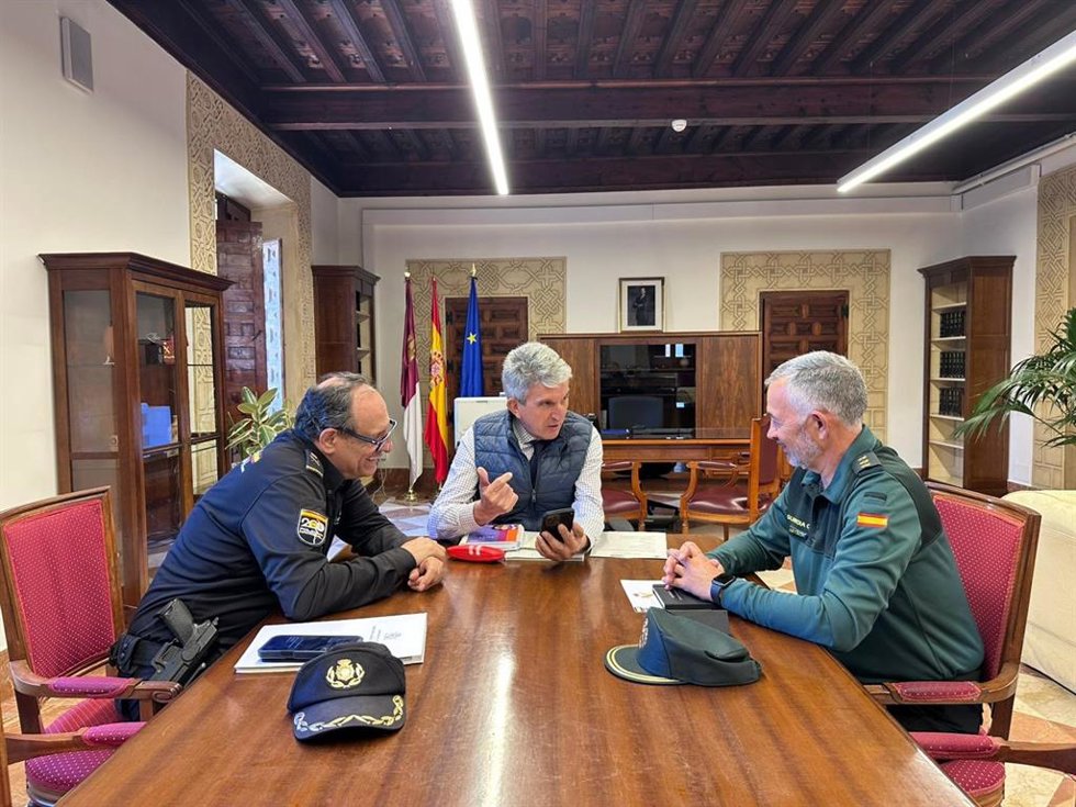 El delegado del Gobierno revisa con Policía Nacional y Guardia Civil el dispositivo de seguridad de Semana Santa.