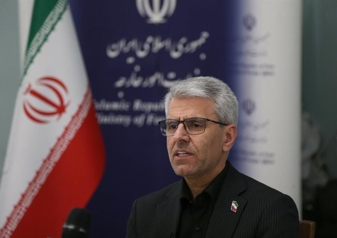 TEERÃ, 13 de março de 2026  -- O porta-voz do Ministério das Relações Exteriores do Irã, Esmaeil Baghaei, fala durante uma entrevista à Xinhua em Teerã, Irã, em 10 de março de 2026. PARA ACOMPANHAR "Entrevista: Irã lutará contra a agressão pelo tempo que 