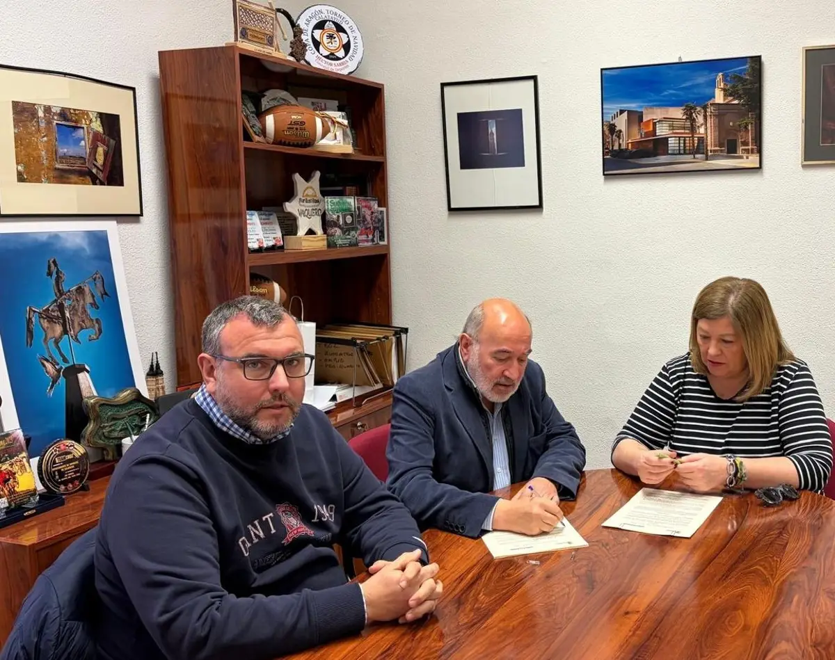 Firma del convenio entre el Ayuntamiento de Calatayud y la Asociación de Hosteleros. - AYUNTAMIENTO DE CALATAYUD