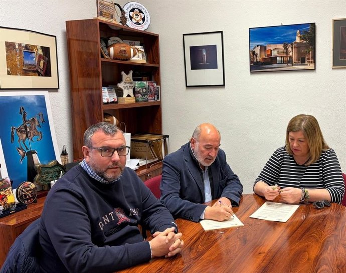 Firma del convenio entre el Ayuntamiento de Calatayud y la Asociación de Hosteleros.