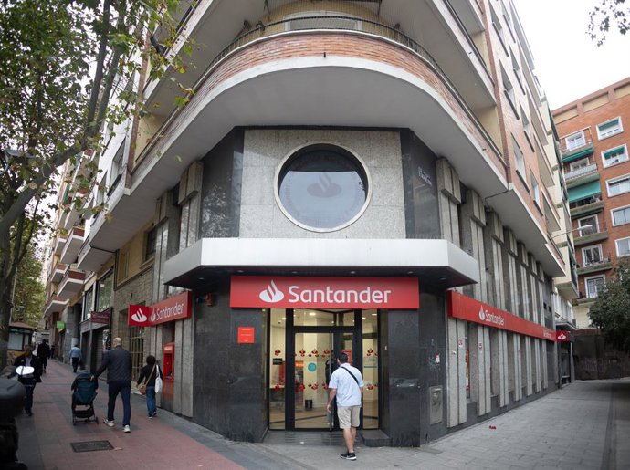 Archivo - Fachada de una sucursal del banco Santander, a 13 de octubre de 2025, en Madrid (España). Santander y el Instituto de Crédito Oficial (ICO) han financiado ya más de 500 viviendas de protección oficial (VPO) en alquiler social o a precio asequibl