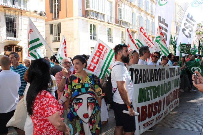 La coordinadora provincial de IU Málaga y portavoz adjunta del grupo municipal de Con Málaga, Toni Morillas, junto a trabajadores del metro.
