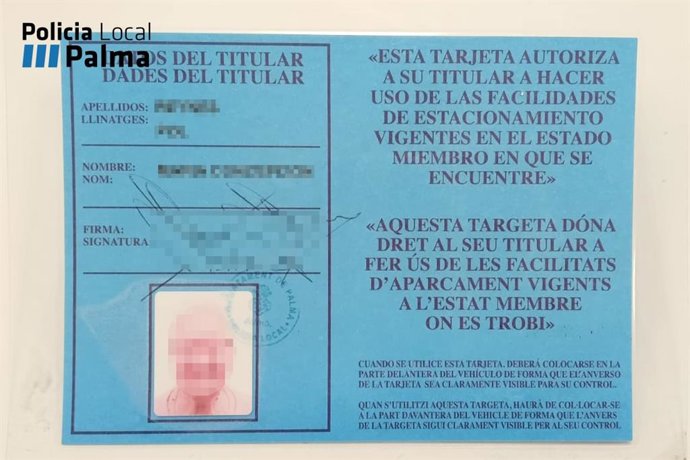 La tarjeta de aparcamiento para personas con movilidad reducida que usaba el denunciado, propiedad de su suegra fallecida.