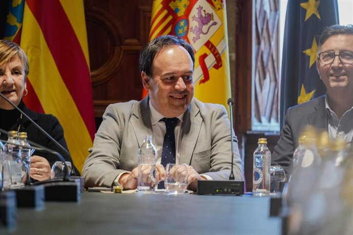 El presidente de la Generalitat valenciana, Juanfran Pérez Llorca (c), durante una reunión extraordinaria del Observatorio de la Industria y de los Sectores Económicos Valencianos