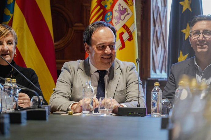 El president de la Generalitat valenciana, Juanfran Pérez Llorca (c), durant una reunió extraordinària de l'Observatori de la Indústria i dels Sectors Econòmics Valencians